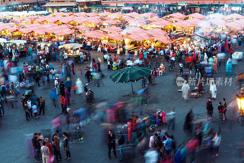 晚上Djemaa El Fna广场与库图比亚清真寺，马拉喀什，摩洛哥